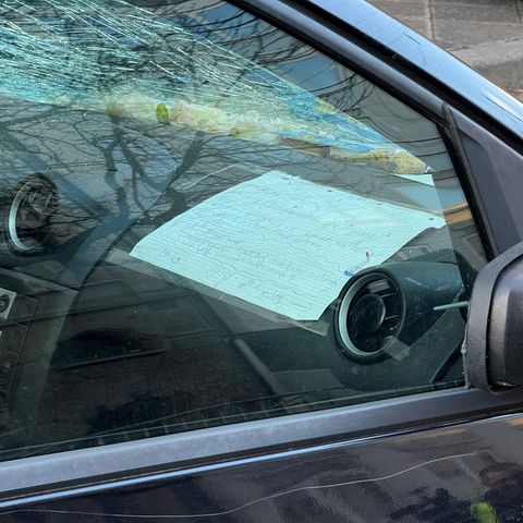Der Zettel hinter der Windschutzscheibe im Tatfahrzeug von Mannheim