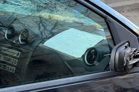 Der Zettel hinter der Windschutzscheibe im Tatfahrzeug von Mannheim