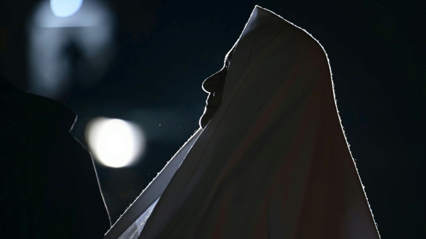 Eine Nonne betet vor dem Krankenhaus für den Papst