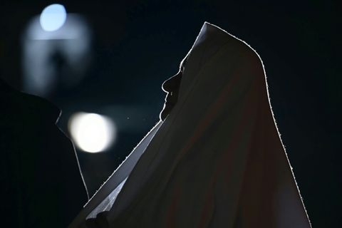 Eine Nonne betet vor dem Krankenhaus für den Papst