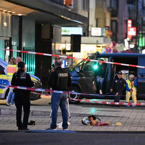 Polizeiwagen und Flatterband am Tatort in Mannheim am Montagabend