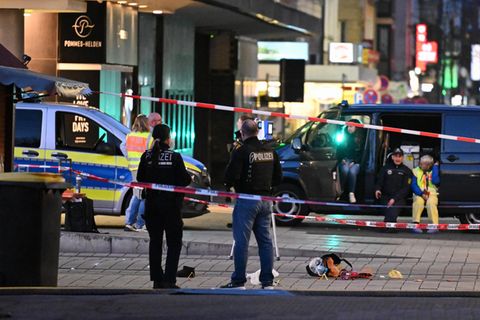 Polizeiwagen und Flatterband am Tatort in Mannheim am Montagabend