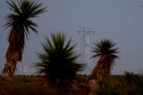 Die Rakete "Starship" von Elon Musks Unternehmen SpaceX steht auf der Startrampe