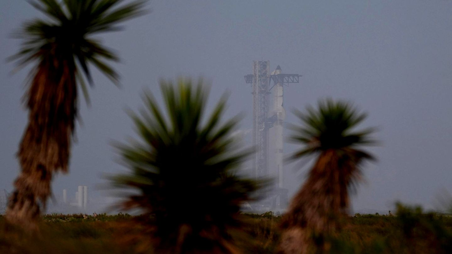 Die Rakete "Starship" von Elon Musks Unternehmen SpaceX steht auf der Startrampe