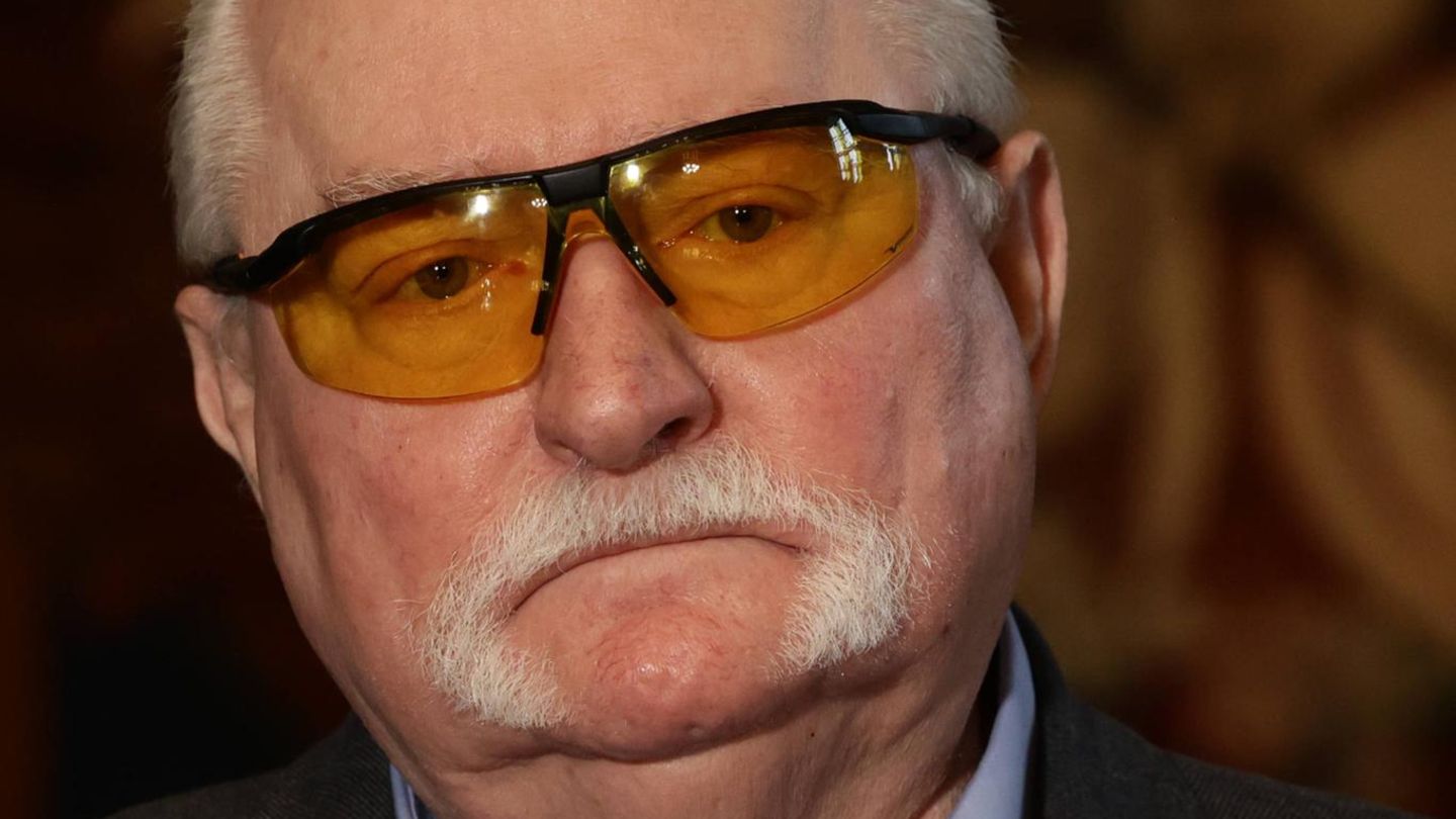 Lech Walesa mit Brille. Er schaut nachdenklich