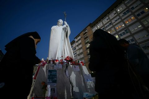 Nonnen beten für den Papst vor der Gemelli-Klinik in Rom