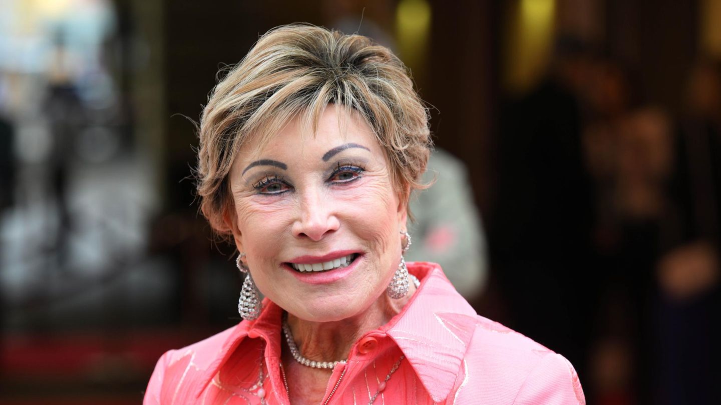 Antje-Katrin Kühnemann lächelt in die Kamera