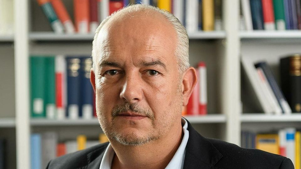 Kyrill-Alexander Schwarz lehrt Öffentliches Recht an der Julius-Maximilians-Universität Würzburg