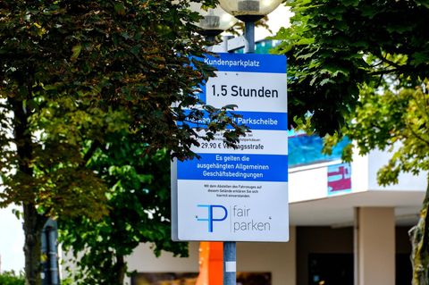 Schild vor einem Supermarkt mit Androhung einer Strafgebühr in Höhe von 29,90 Euro