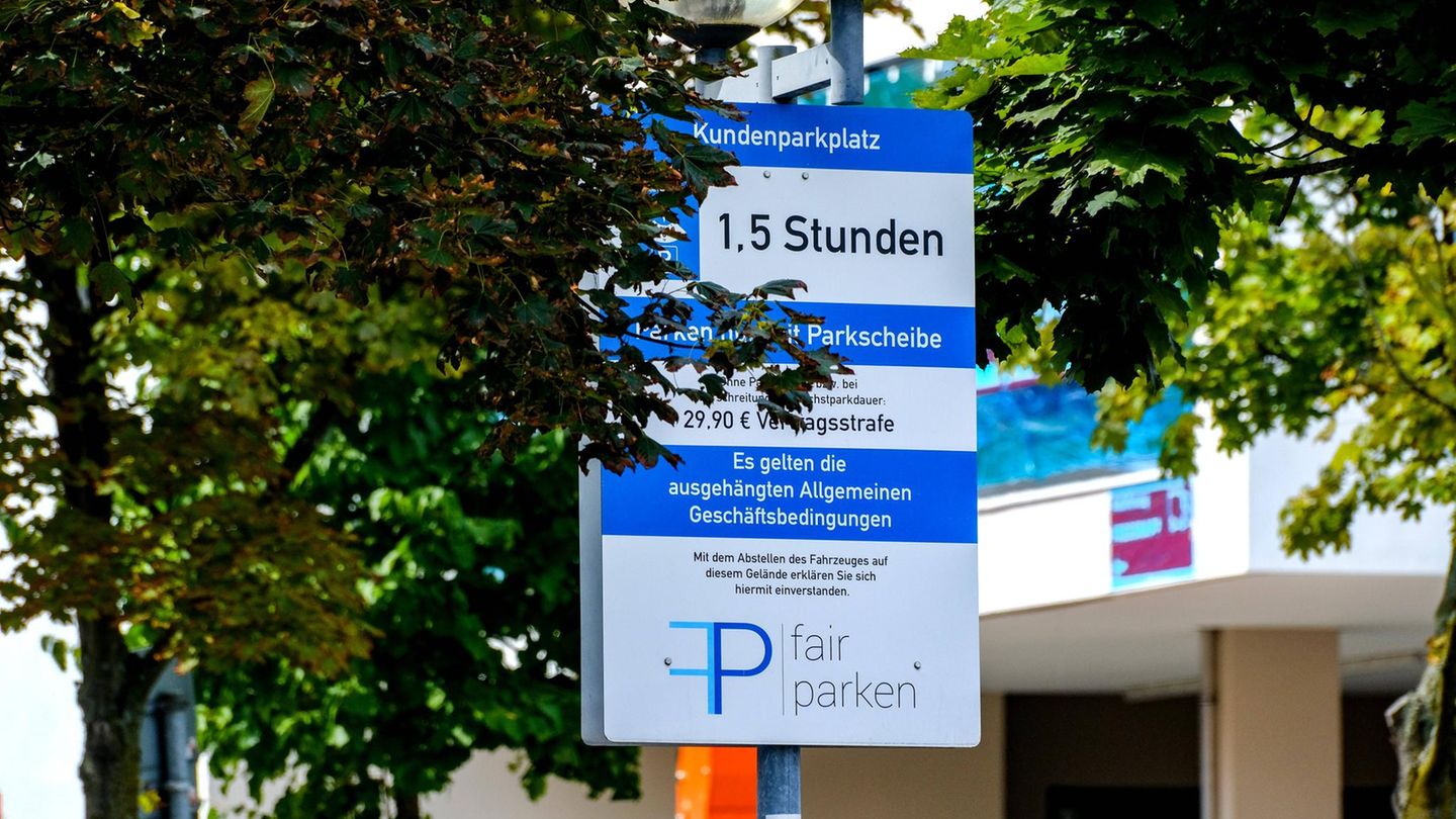 Schild vor einem Supermarkt mit Androhung einer Strafgebühr in Höhe von 29,90 Euro