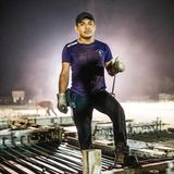 Porträt eines jungen Arbeiters während seiner Schicht nach Mitternacht