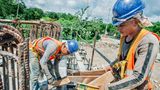 Arbeiter im Abschnitt 5 bei der Arbeit in der Mittagshitze