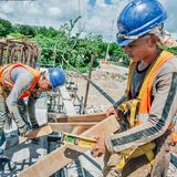 Arbeiter im Abschnitt 5 bei der Arbeit in der Mittagshitze