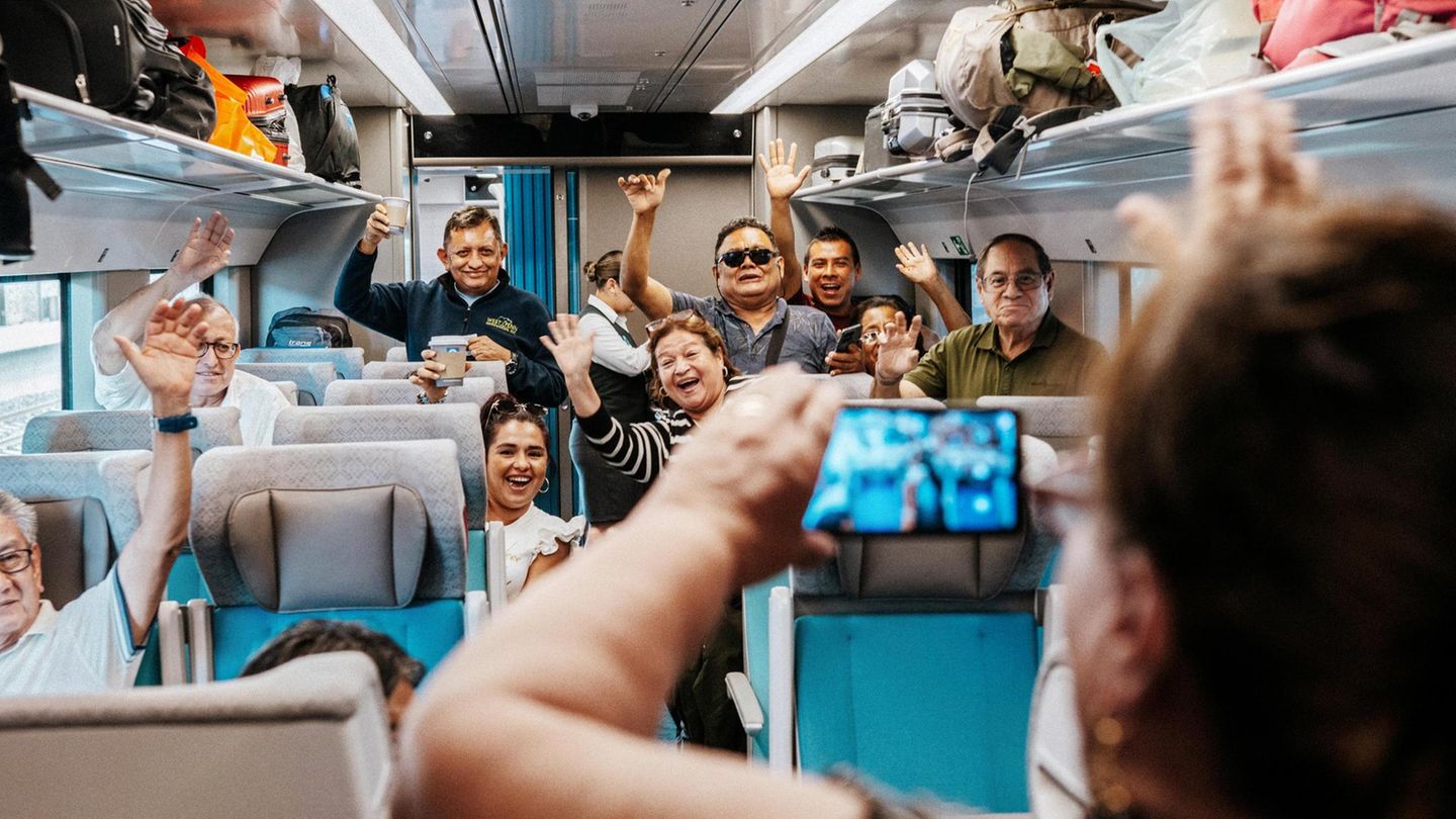 Eine Gruppe mexikanischer Touristen steigt am Bahnhof Mérida in den Zug