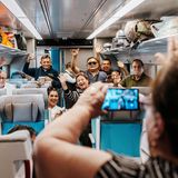 Eine Gruppe mexikanischer Touristen steigt am Bahnhof Mérida in den Zug