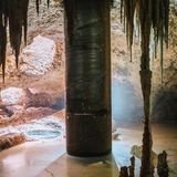 Stützpfeiler zur Sicherung des Gleises in einer Höhle