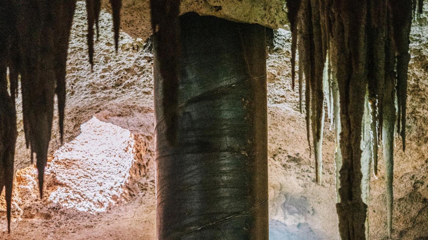 Stützpfeiler zur Sicherung des Gleises in einer Höhle Stützpfeiler zur Sicherung des Gleises in einer Höhle