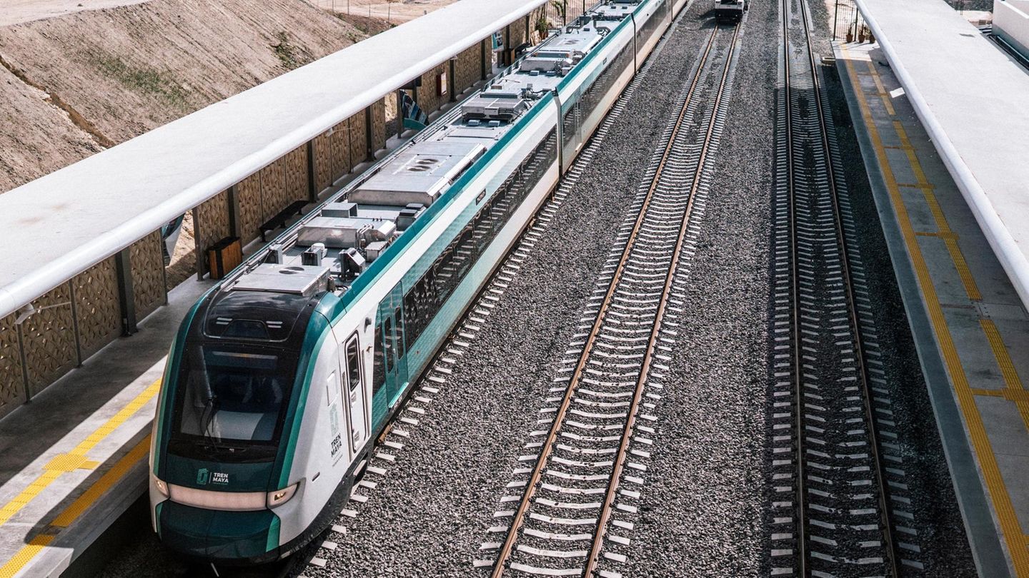 Der Maya-Zug fährt in den Bahnhof von Campeche City ein Der Maya-Zug fährt in den Bahnhof von Campeche City ein