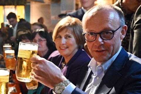 Vor einem Jahr beim Aschermittwoch in Thüringen: Friedrich Merz mit Apoldaer Bier