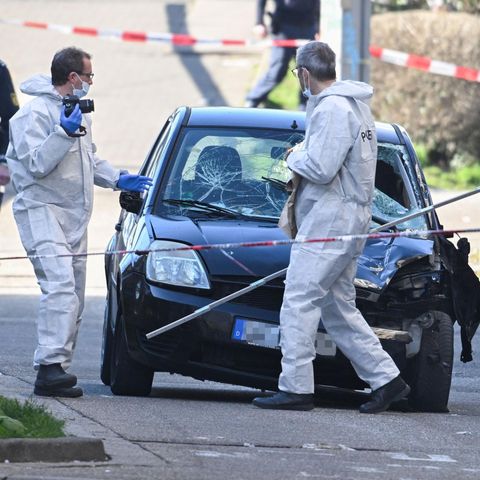 Beamte der Spurensicherung untersuchen das Fahrzeug an einer Zufahrt zur Mannheimer Rheinbrücke