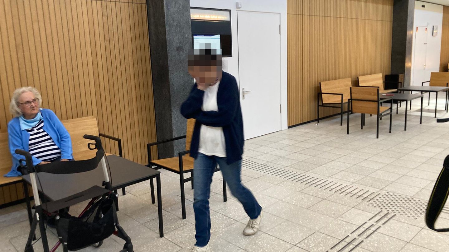 Die Angeklagte (r.) geht im Gerichtsflur in Lübeck an ihrer ehemaligen Chefin (l.) vorbei, ohne sie anzusehen