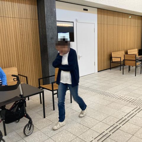 Die Angeklagte (r.) geht im Gerichtsflur in Lübeck an ihrer ehemaligen Chefin (l.) vorbei, ohne sie anzusehen