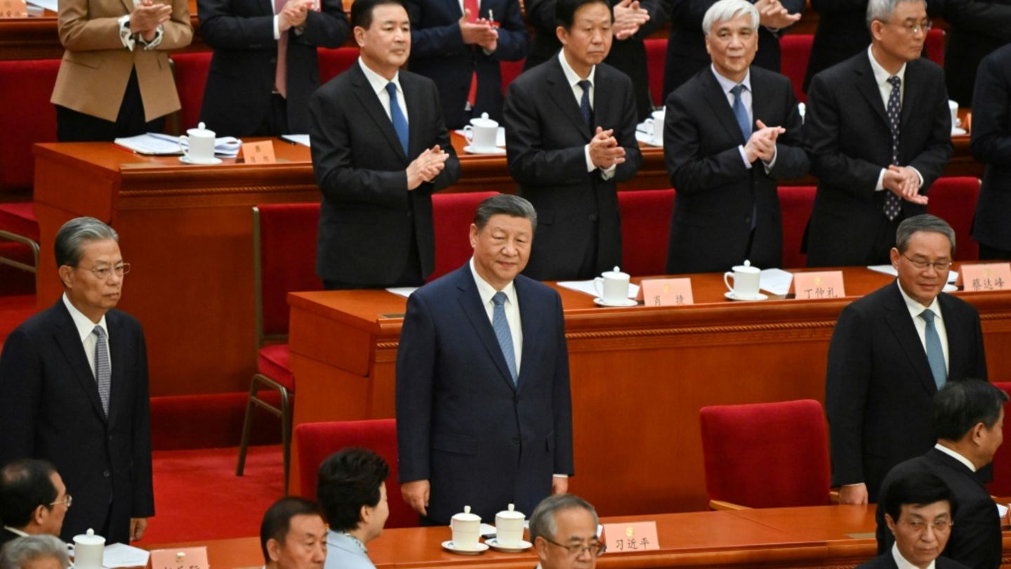 Präsident Xi Jinping (M) bei der Eröffnungssitzung in Peking