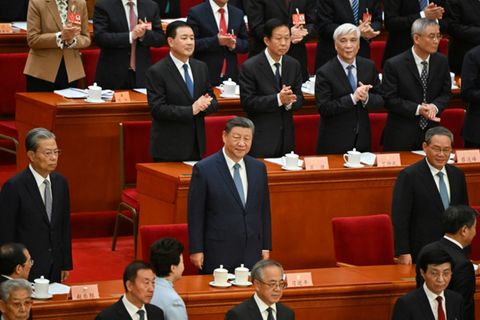 Präsident Xi Jinping (M) bei der Eröffnungssitzung in Peking
