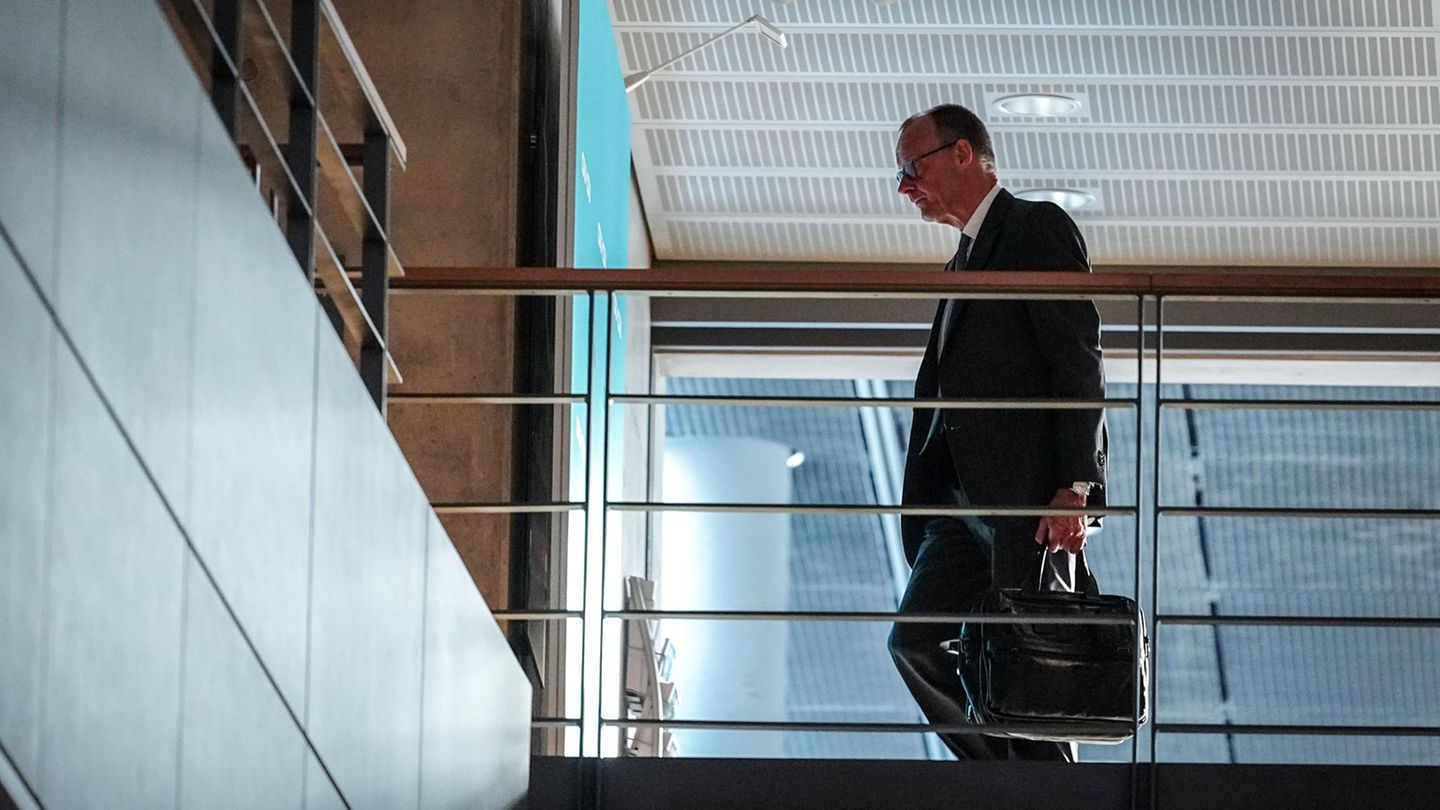 Friedrich Merz auf dem Weg zu den Sondierungsgesprächen im Jakob-Kaiser-Haus