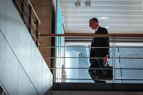 Friedrich Merz auf dem Weg zu den Sondierungsgesprächen im Jakob-Kaiser-Haus