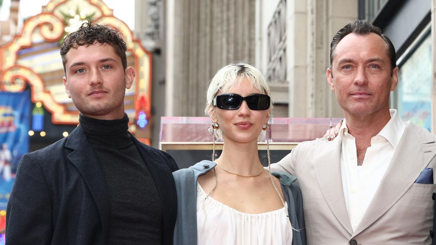 Oscars: Nepobaby Iris Law mit ihrem Bruder Raff Law, ihrem Vater Jude Law und dessen Ehefrau Phillipa Coan