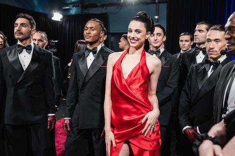 Oscars: Nepobaby Margaret Qualley im roten Kleid backstage bei den Oscars 2025
