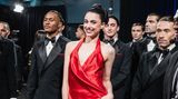 Oscars: Nepobaby Margaret Qualley im roten Kleid backstage bei den Oscars 2025