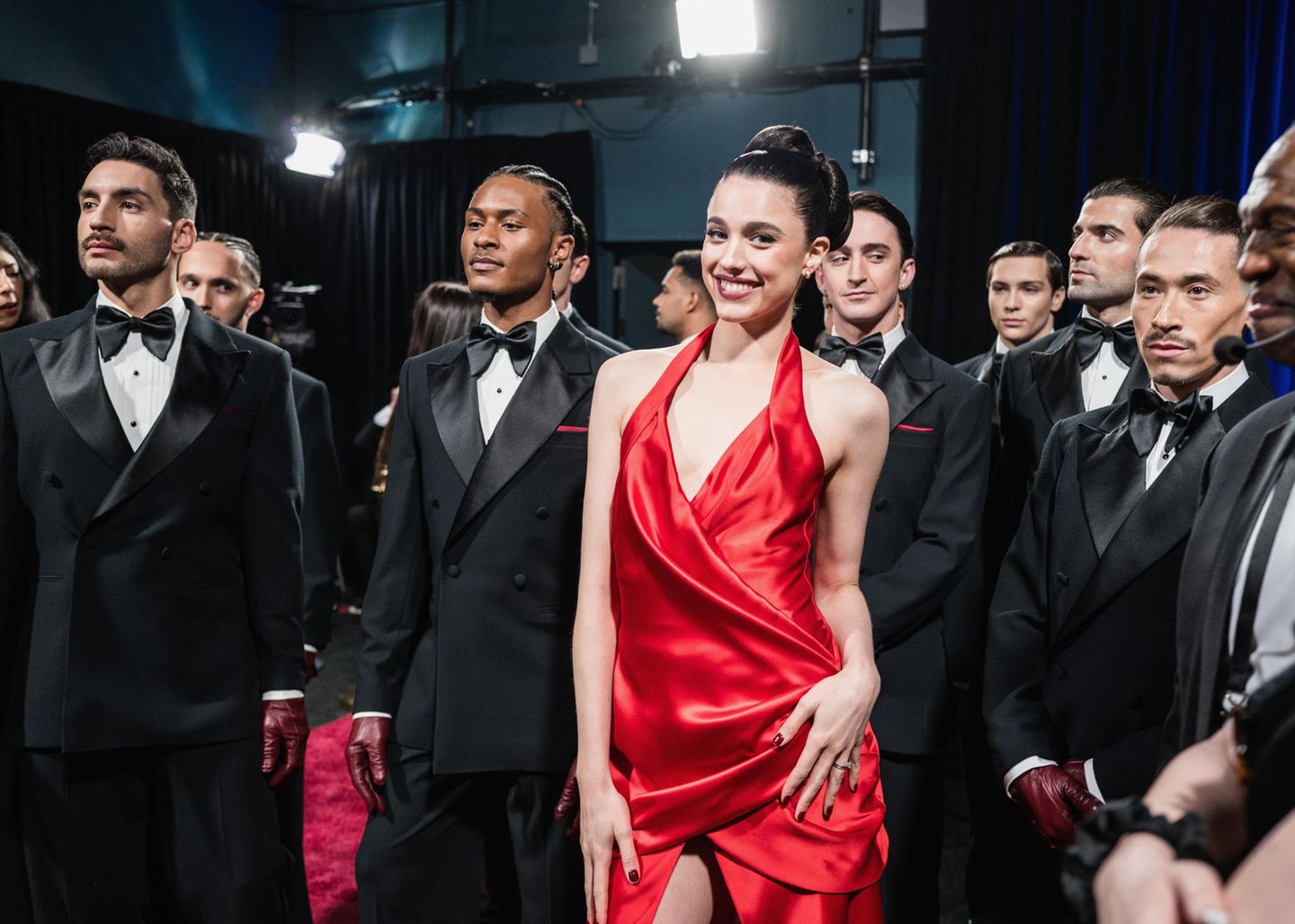 Oscars: Nepobaby Margaret Qualley im roten Kleid backstage bei den Oscars 2025