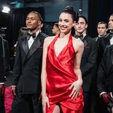Oscars: Nepobaby Margaret Qualley im roten Kleid backstage bei den Oscars 2025