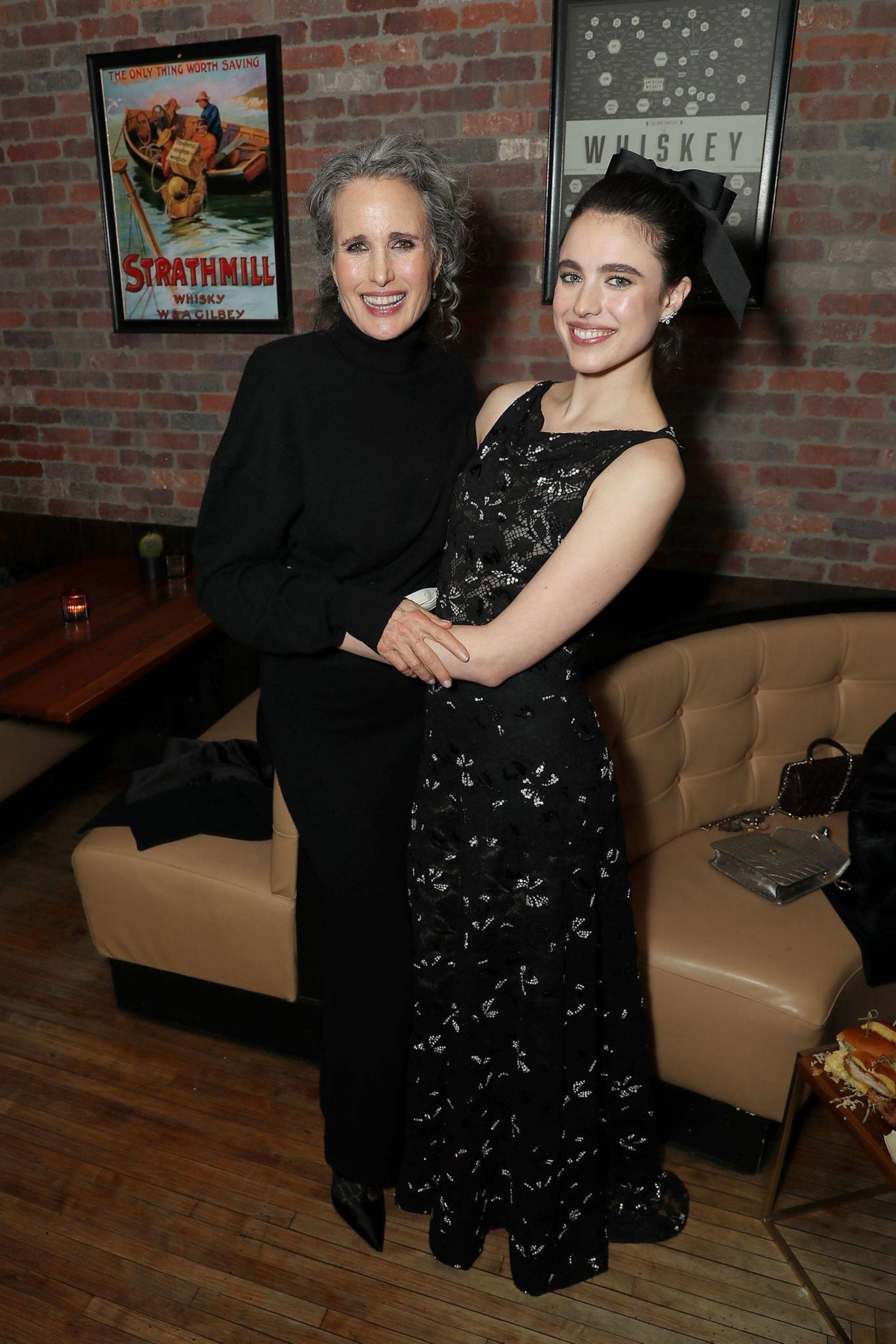 Strahle-Frauen Oscars: Nepobaby Margaret Qualley mit ihrer Mutter Andie McDowell