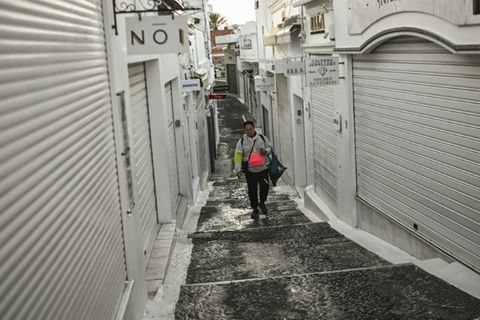Einsamer Tourist auf Santorini Anfang Februar