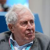 Der CDU-Politiker starb am 2. März im Alter von 92 Jahren. Nach zwei Jahren im Bundestag wurde er 1967 Kultusminister in Rheinland-Pfalz. 1974 löste er Helmut Kohl als CDU-Landeschef ab. Zwei Jahre später folgte Vogel als Ministerpräsident auf Kohl, verabschiedete sich 1988. Nach der deutschen Wiedervereinigung kam er 1992 nach Thüringen, wurde dort Ministerpräsident, bis er 2009 den Chefposten der Adenauer-Stiftung übernahm