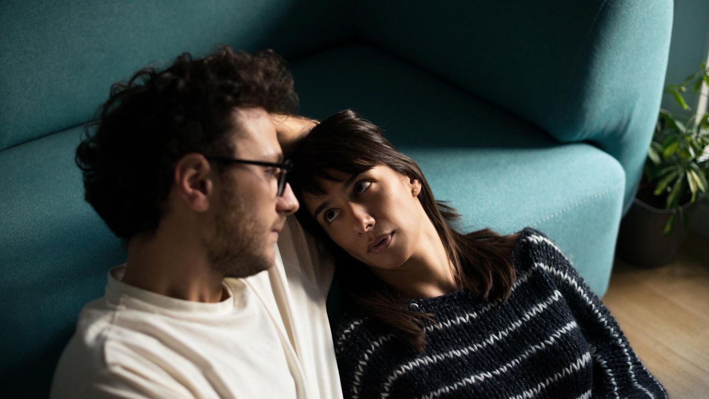 Ein Paar spricht miteinander, über Burn-out?
