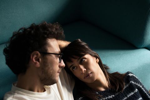 Ein Paar spricht miteinander, über Burn-out?