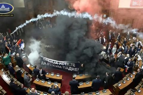 Image tirée d'une vidéo diffusée par l'Assemblée nationale de Serbie, le 4 mars 2025 à Belgrade, montrant des membres de l'oppos