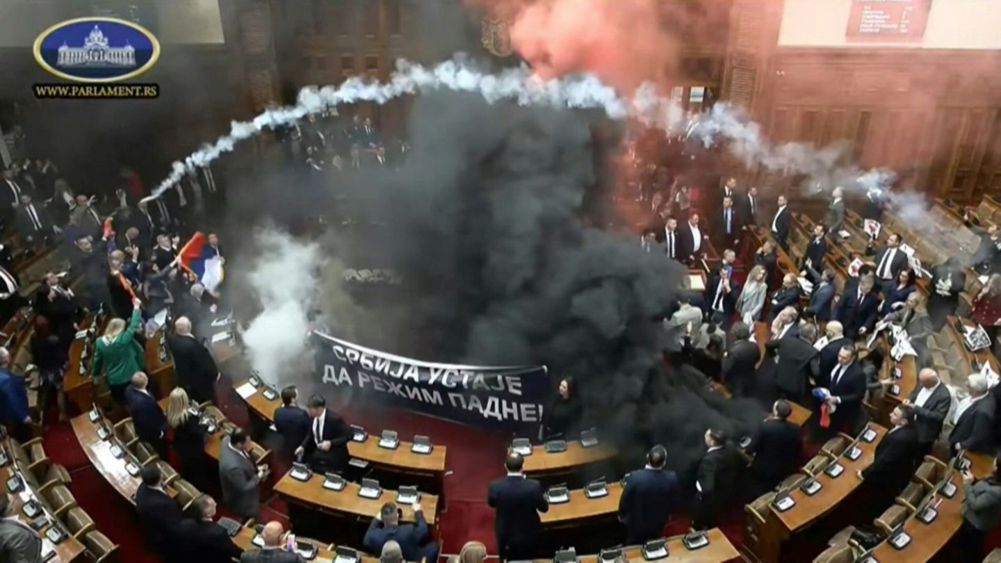 Image tirée d'une vidéo diffusée par l'Assemblée nationale de Serbie, le 4 mars 2025 à Belgrade, montrant des membres de l'oppos