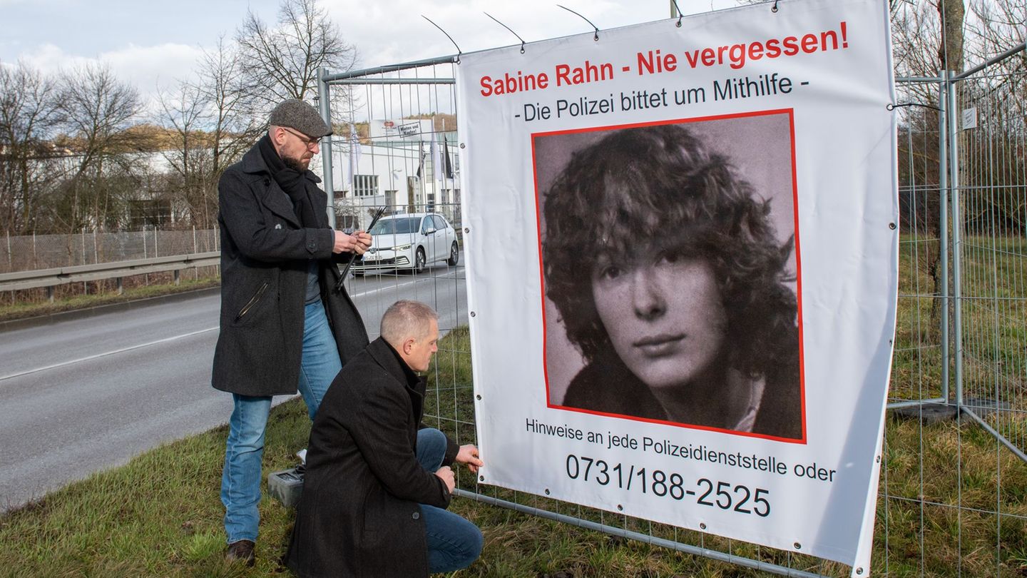 Das Foto für den Text zu Aktenzeichen XY zeigt ein Fahndungsplakat zum Mordfall Sabine Rahn
