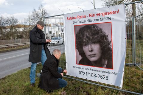 Das Foto für den Text zu Aktenzeichen XY zeigt ein Fahndungsplakat zum Mordfall Sabine Rahn