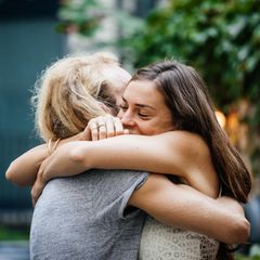 Symbolfoto Freundschaft: Zwei Menschen umarmen sich