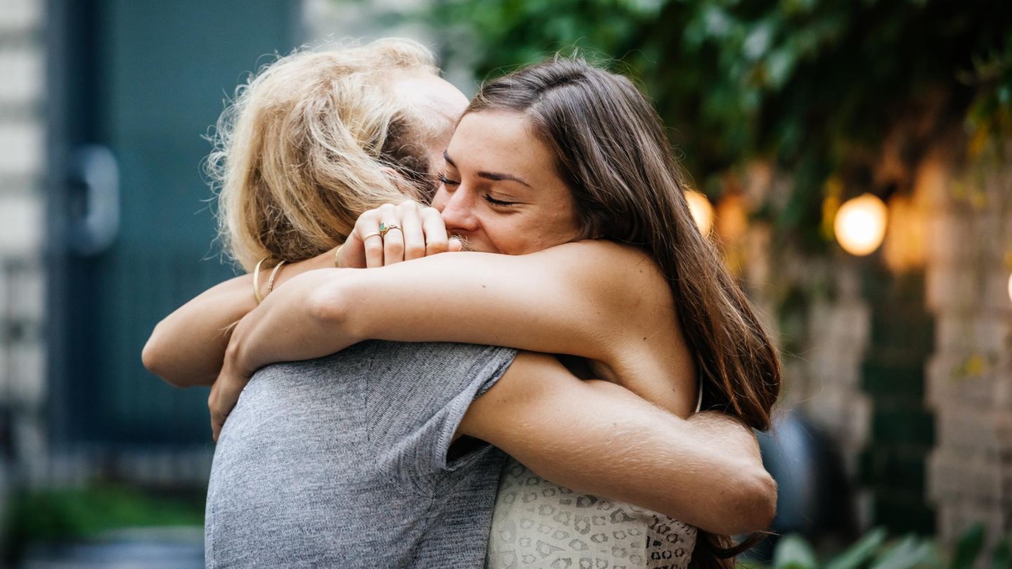 Symbolfoto Freundschaft: Zwei Menschen umarmen sich