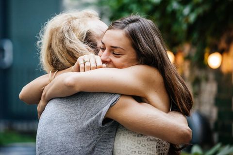 Symbolfoto Freundschaft: Zwei Menschen umarmen sich