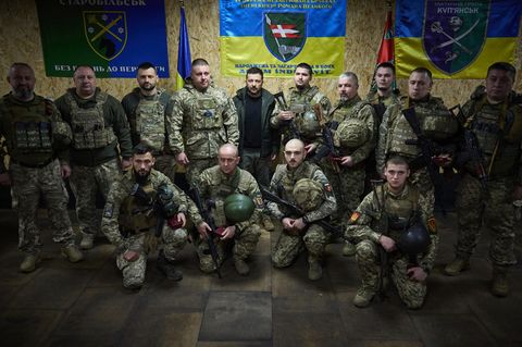 Präsident Wolodymyr Selenskyj macht ein Gruppenfoto mit einer Brigade der ukrainischen Armee