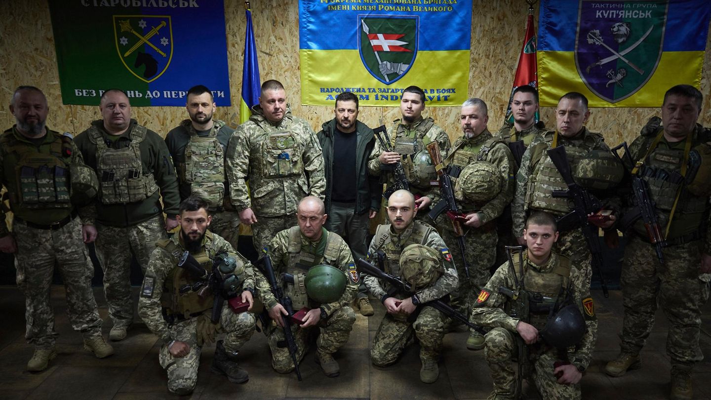 Präsident Wolodymyr Selenskyj macht ein Gruppenfoto mit einer Brigade der ukrainischen Armee Präsident Wolodymyr Selenskyj macht ein Gruppenfoto mit einer Brigade der ukrainischen Armee
