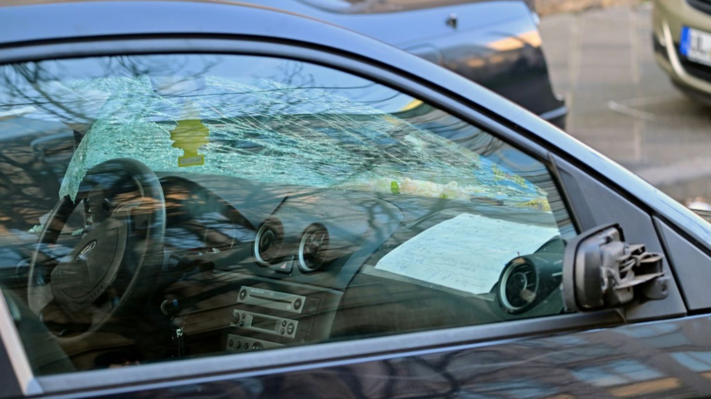 Auto mit kaputter Windschutzscheibe in Mannheim